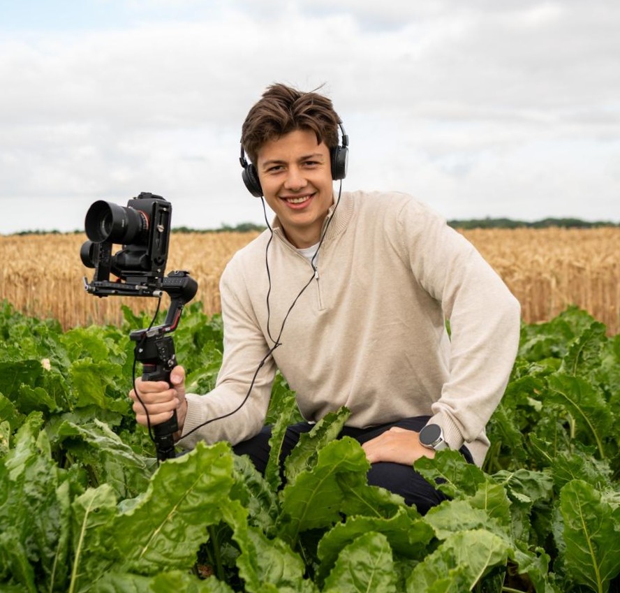 Valentin – Gründer von Mark me Media bei der Content-Produktion im Feld